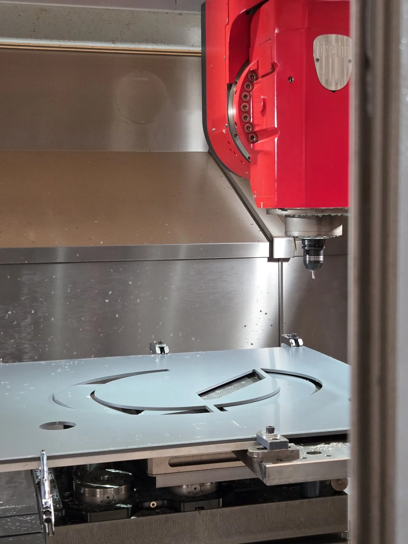 Lavorazione CNC di un particolare di stampo su centro Breton