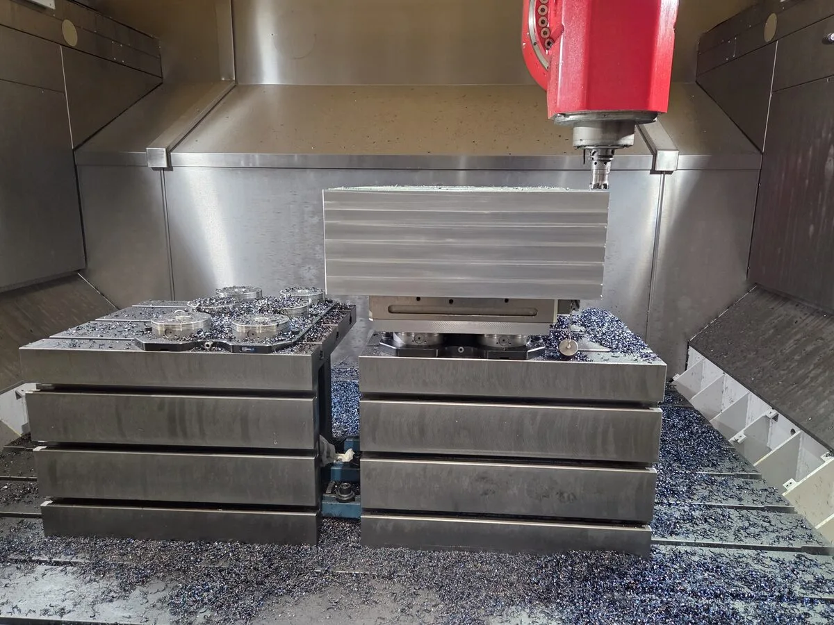 Lavorazione meccanica di un componente su centro CNC