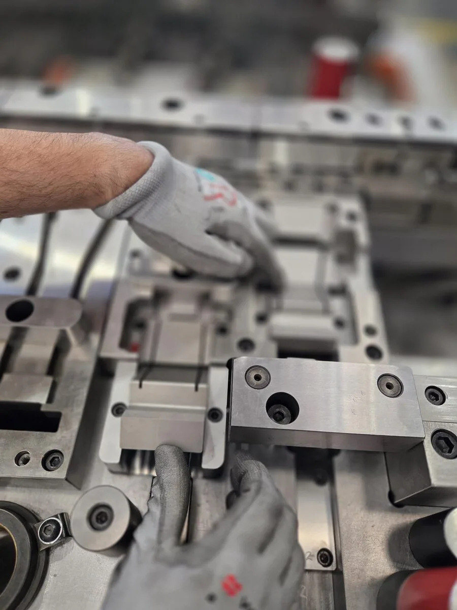 Tecnico Groppalli al lavoro su uno stampo industriale