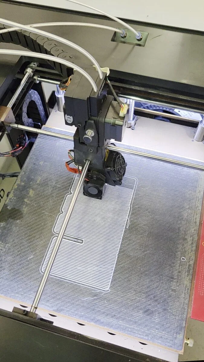 Stampante 3D durante la produzione additiva di un componente