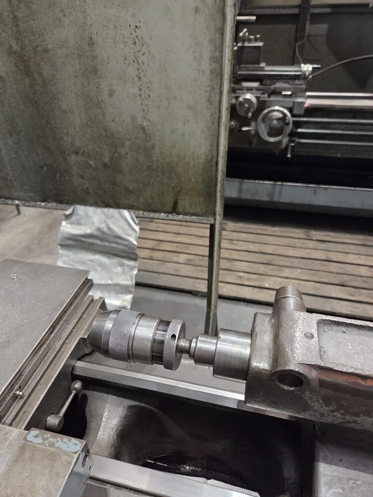 Lavorazione al tornio manuale, archivio storico