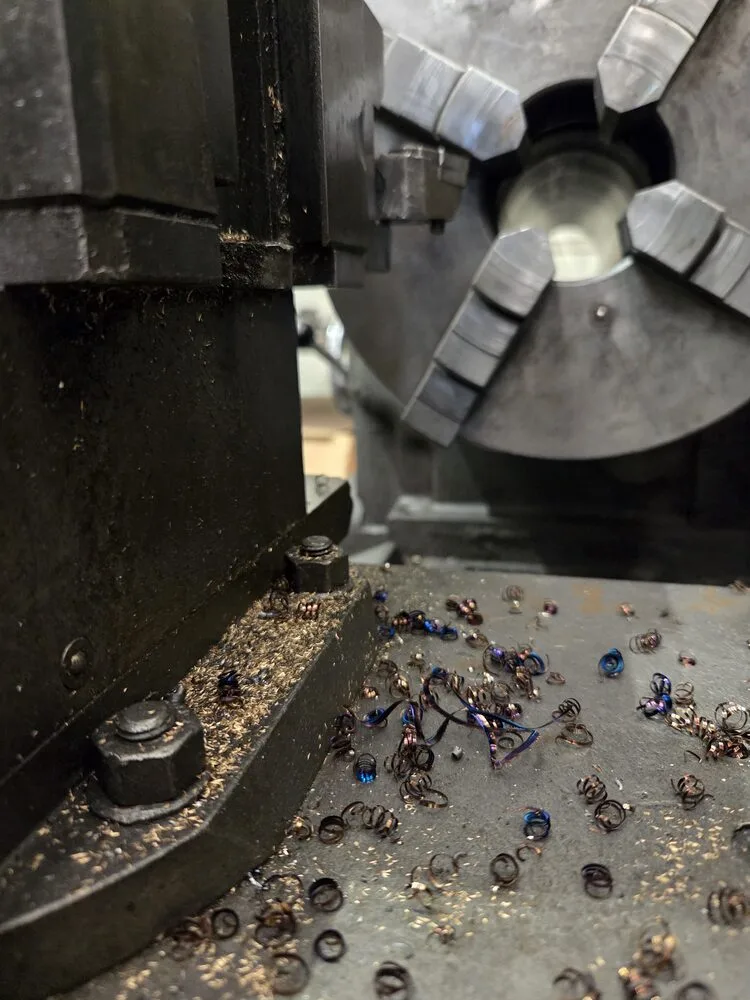 Tornitura con trucioli in officina