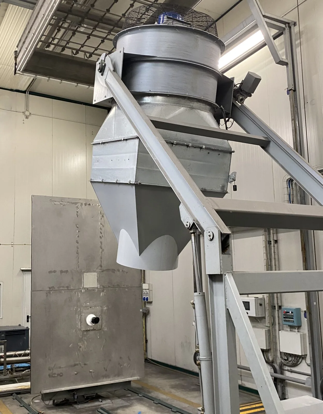 Un condotto per lo scarico dei fumi in acciaio inox montato sul telaio di prova nella camera climatica del laboratorio