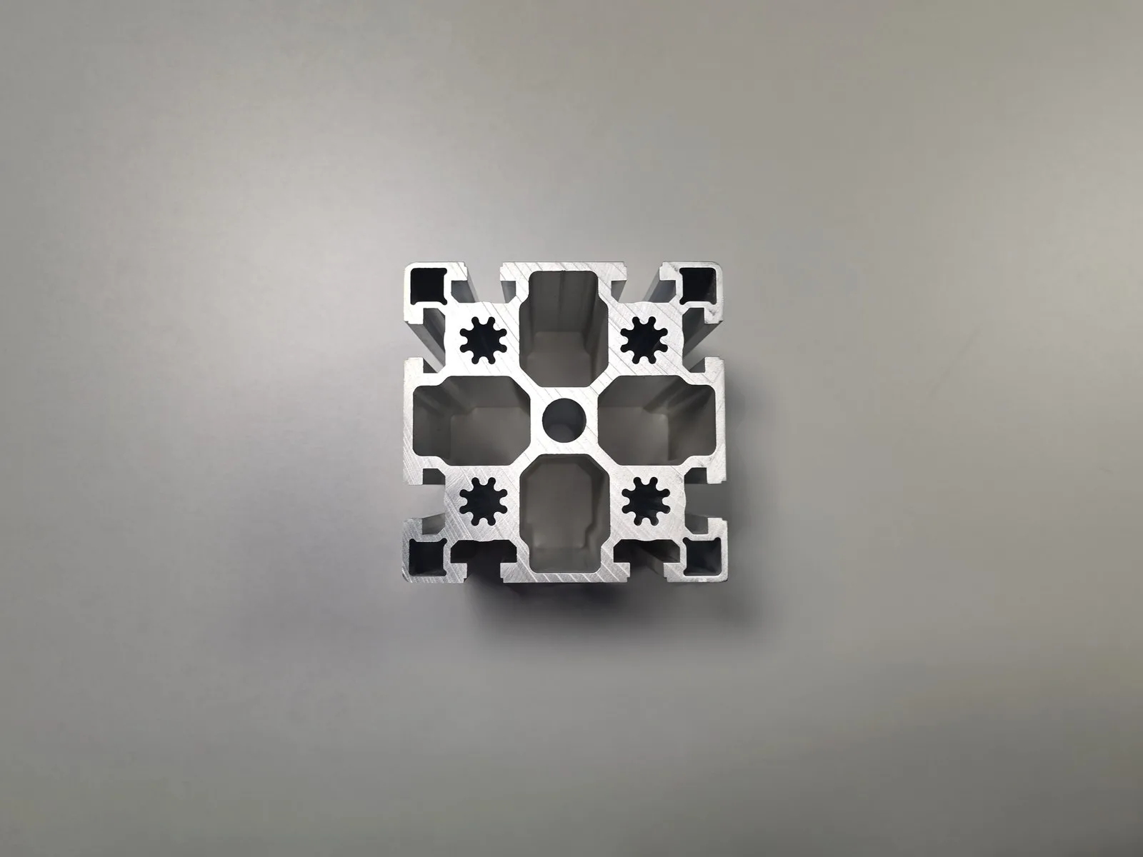 Sezione di un profilo strutturale quadro in alluminio estruso con cave a T
