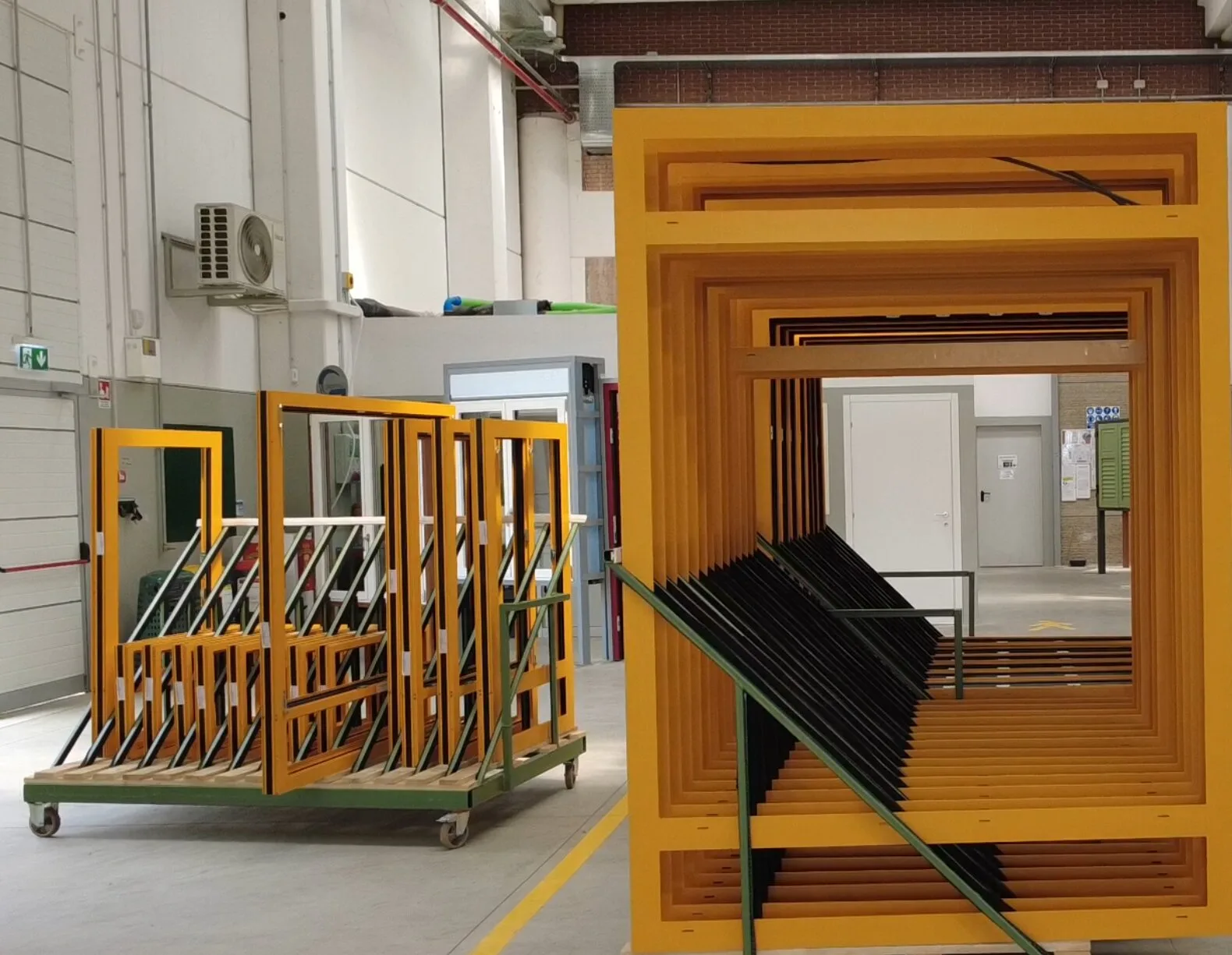 Telai di finestre in alluminio in lavorazione nel reparto produzione