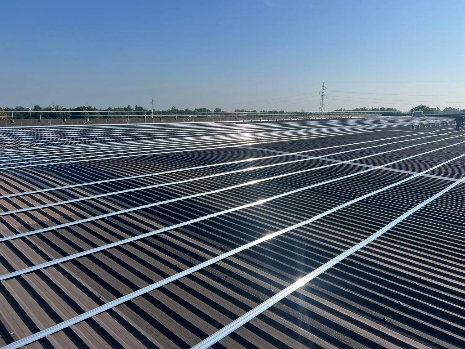 Impianto fotovoltaico industriale su copertura in lamiera grecata