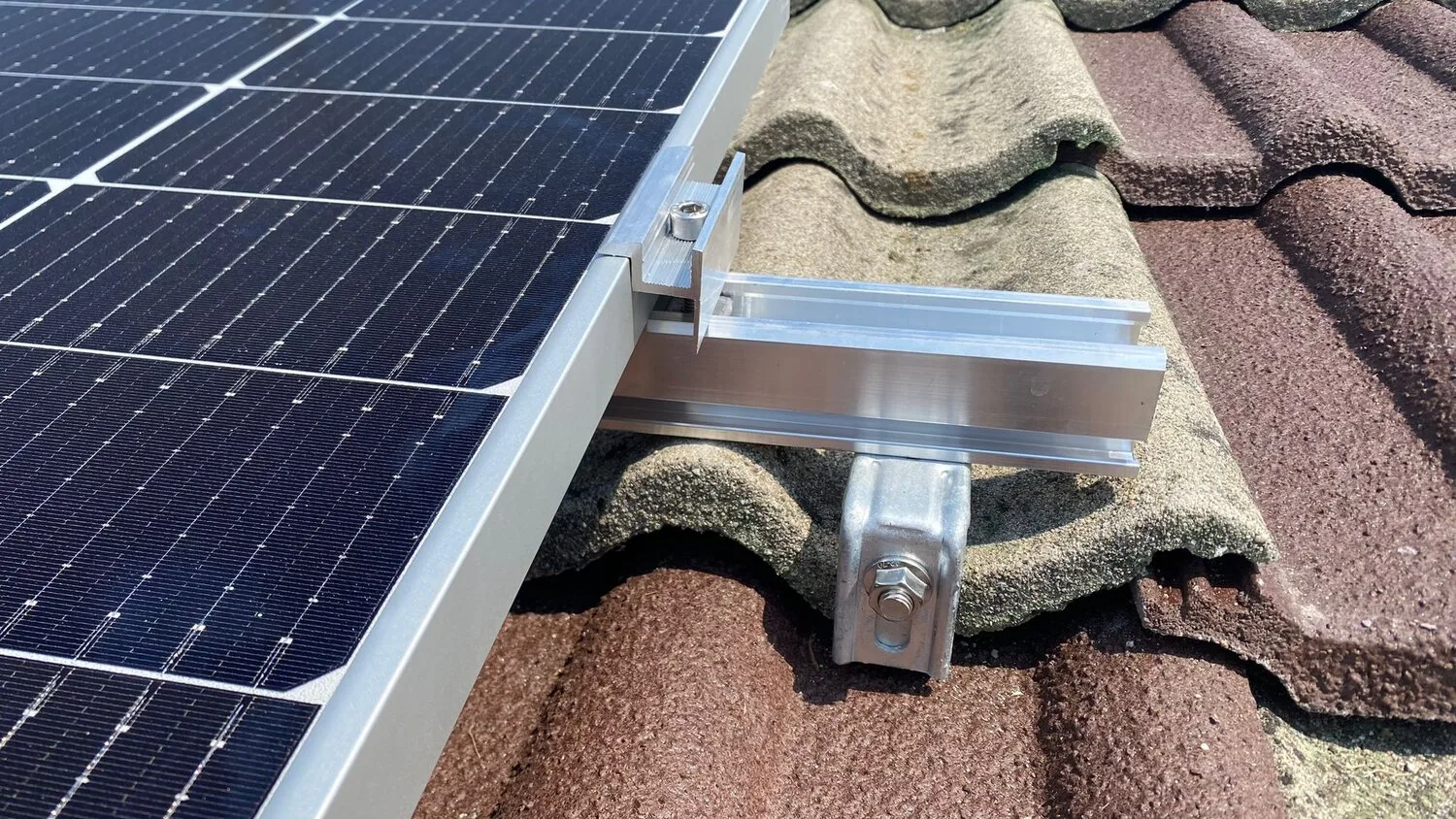 Sistema di fissaggio per impianti fotovoltaici civili su tetto in tegole