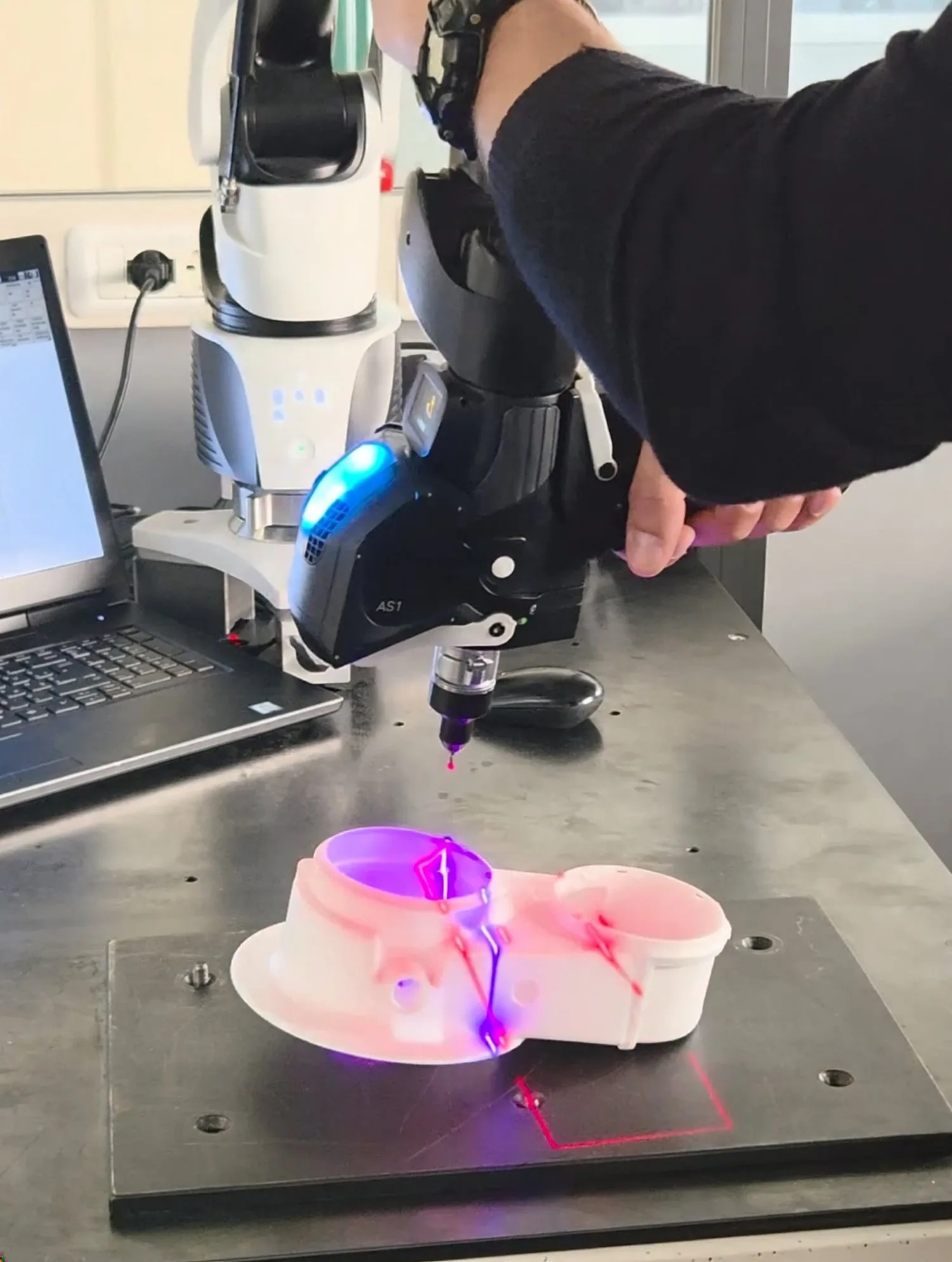 Misurazioni con il laser nel laboratorio interno Groppalli