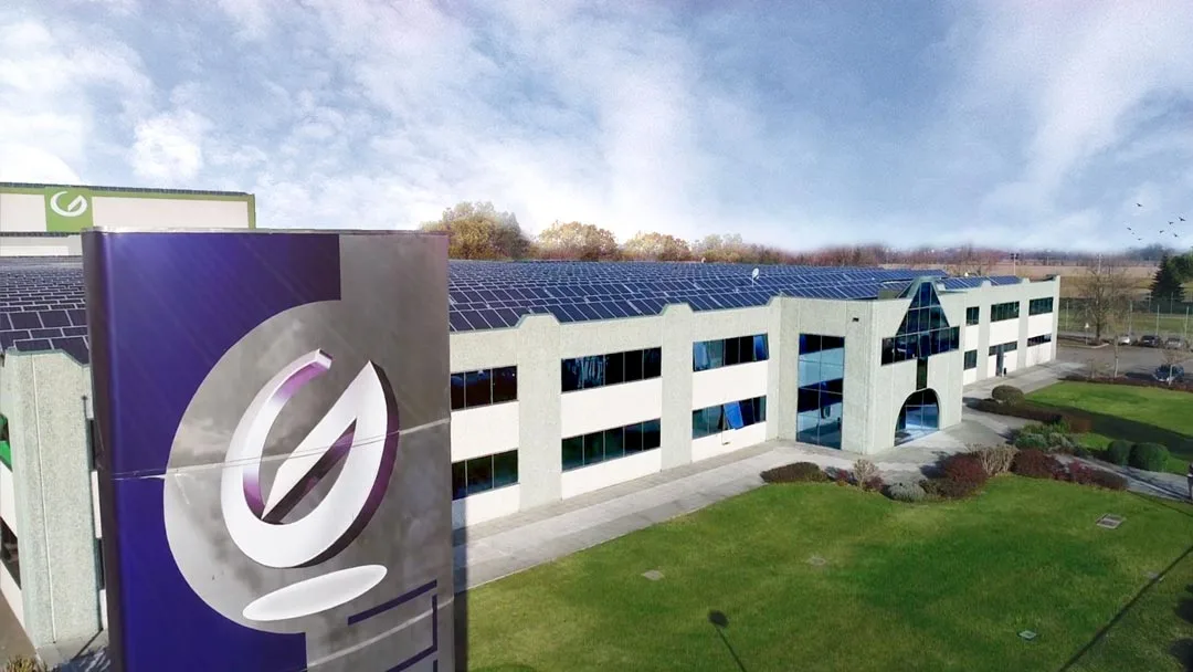 Lo stabilimento di Gragnanino con il tetto fotovoltaico e il logo Groppalli sulla facciata