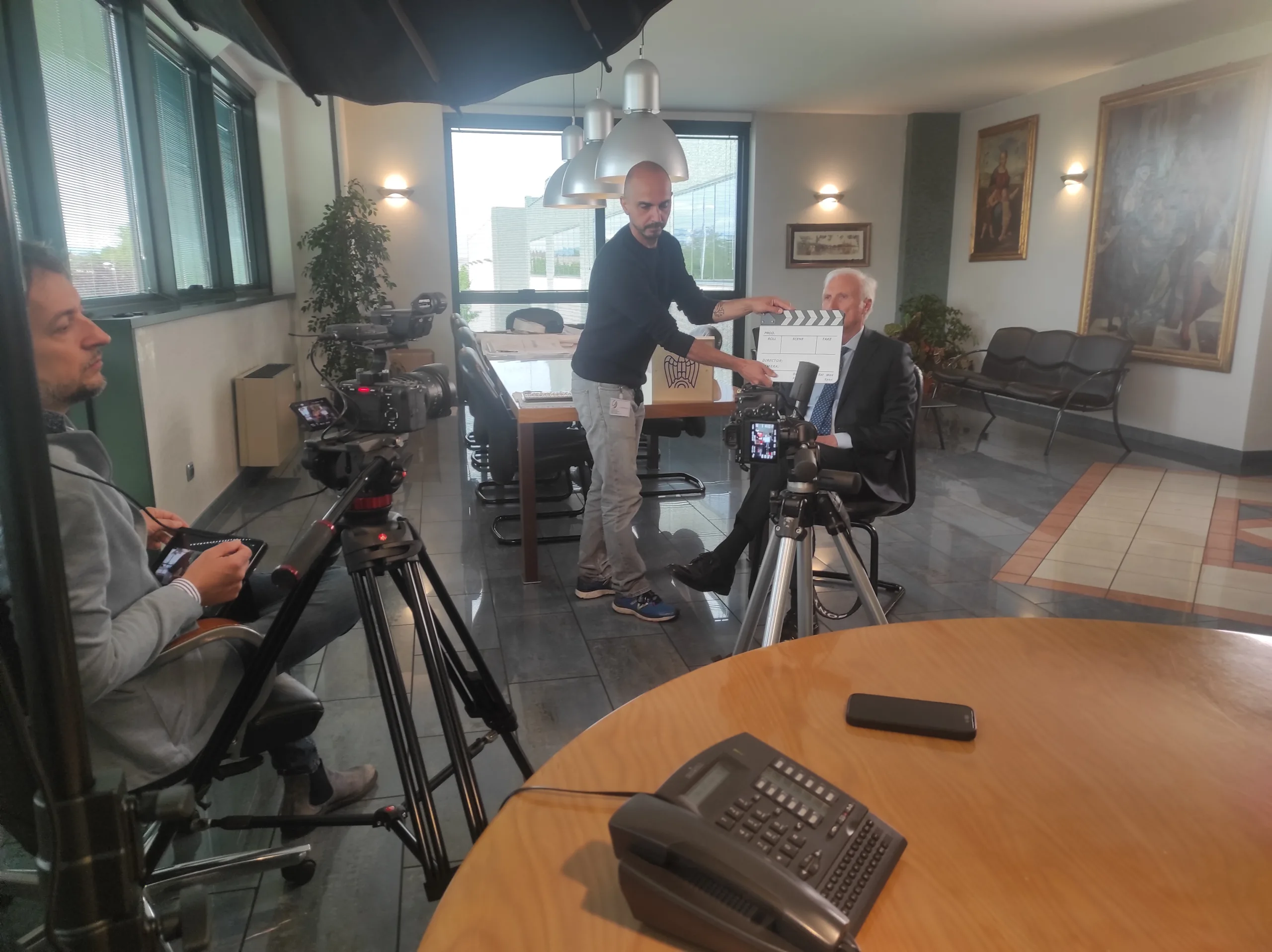 La troupe di Telelibertà durante le riprese dell’intervista negli uffici Groppalli