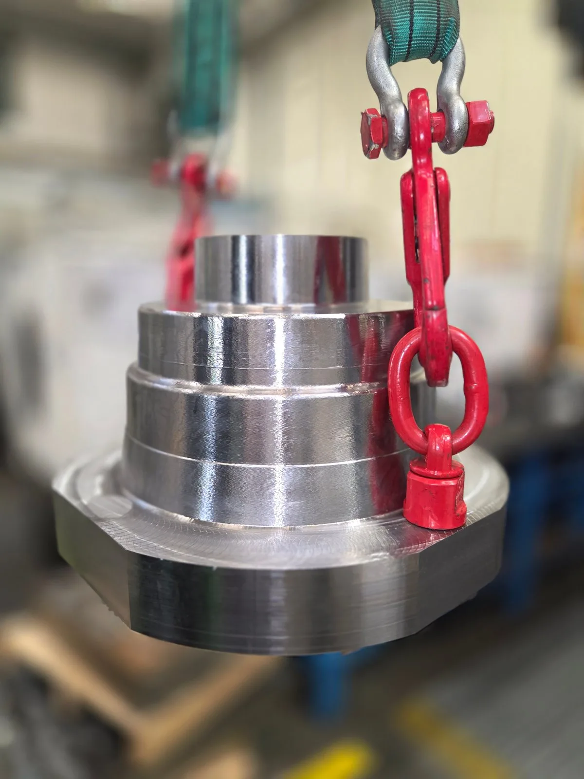 Componente meccanico di precisione sollevato in officina