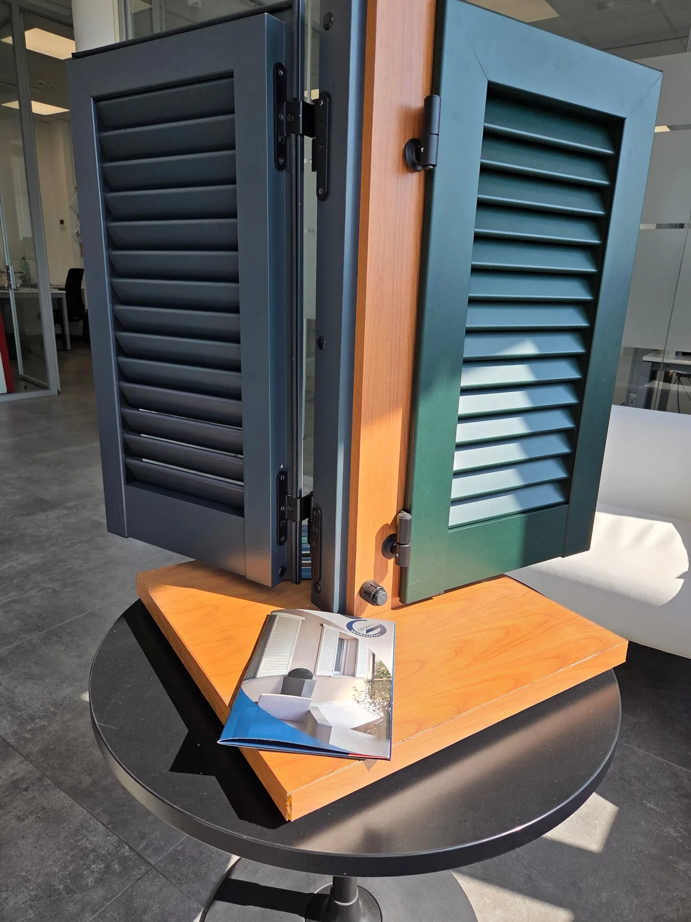 Campionario di persiane in alluminio nei colori blu e verde esposto in showroom