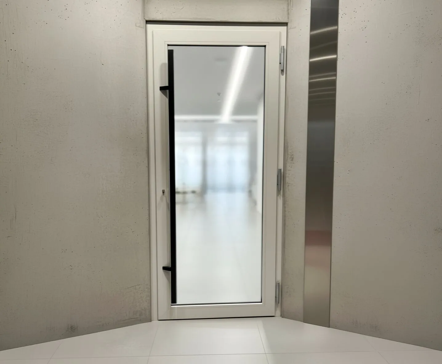 Portoncino d’ingresso in alluminio bianco con vetro