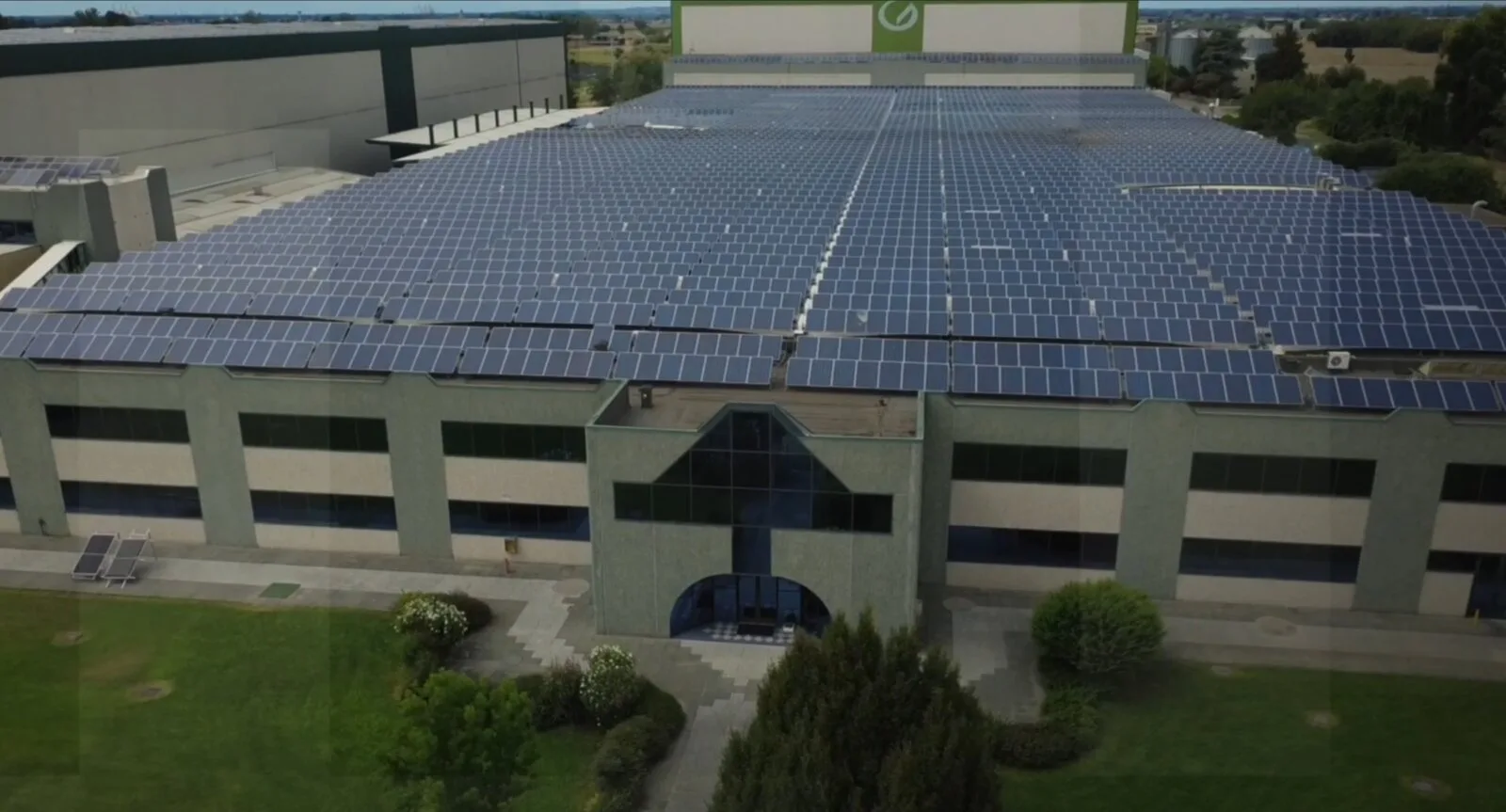 Il tetto fotovoltaico dello stabilimento di Gragnanino visto dall’alto